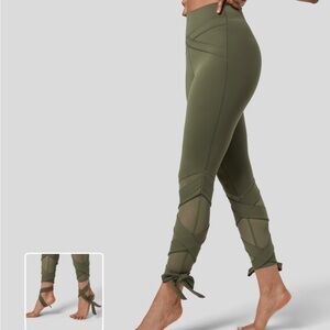 Size medium Halara 7/8 pants. BNWT